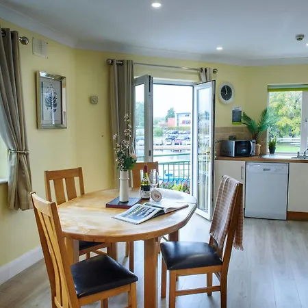 Waterfront Self Catering Nyaraló *